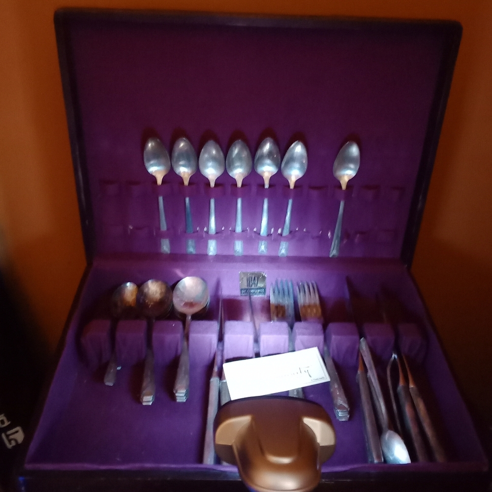 This is a beautiful 1847 ROGERS BROTHERS ANTIQUE WOOD SILVER PLATE STORAGE BOX.